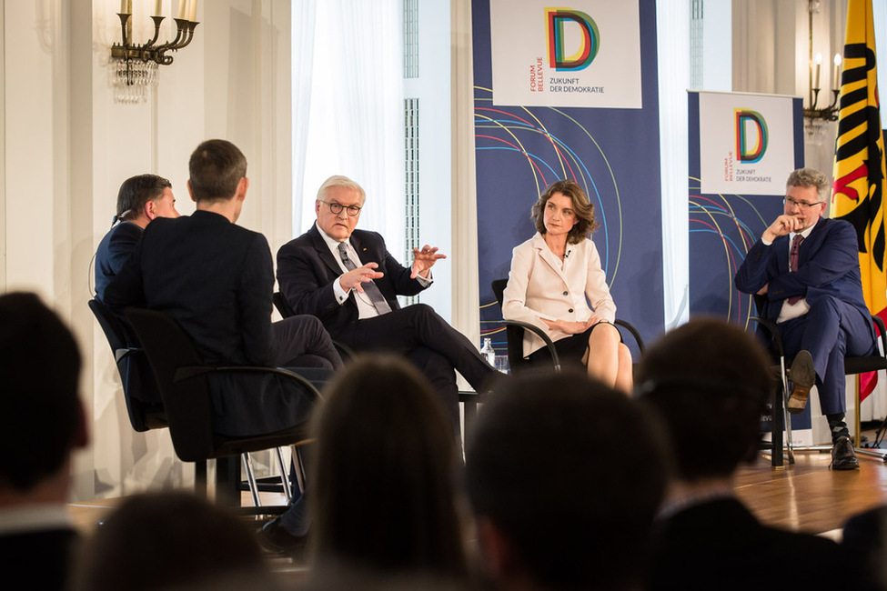 Bundespräsident Frank-Walter Steinmeier im Gespräch auf der Bühne mit Ivan Krastev, Luuk van Middelaar, Daniela Schwarzer und Adam Tooze  beim 7. Forum Bellevue unter dem Titel "Die EU: Was auf dem Spiel steht" im Großen Saal von Schloss Bellevue